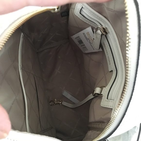 Last one✨Michael Kors medium Rhea zipper backpack - Picture 6 of 7